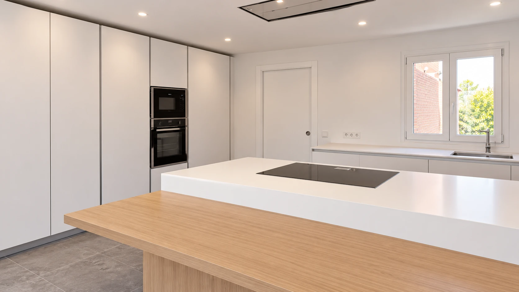 Cocina blanca con isla, superficie de trabajo y barra de madera